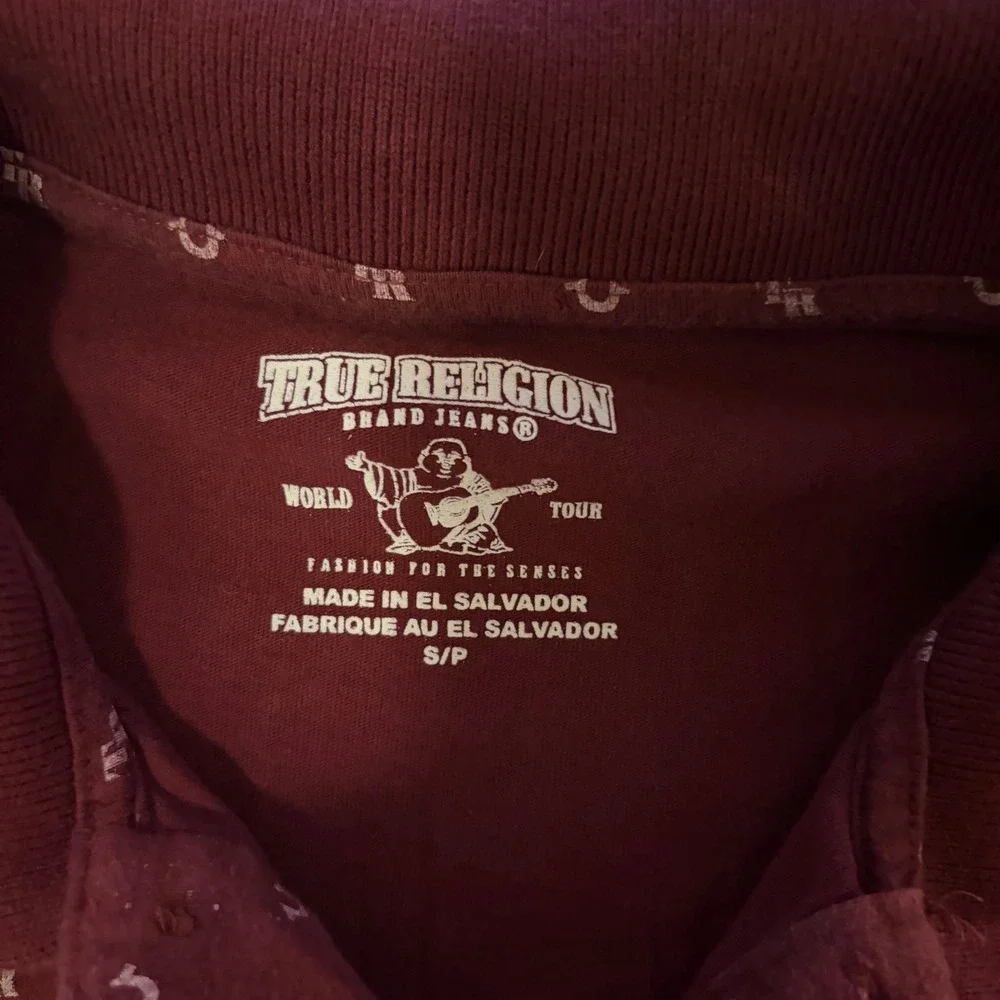 True Religion Polo Shirt Mens Small Burgundy‎ All Over Print Grunge Y2K Skate